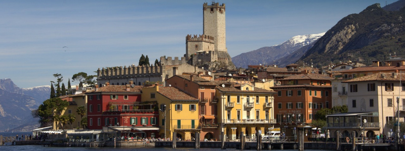 Malcesine si specchia nelle acque quiete del lago di Garda